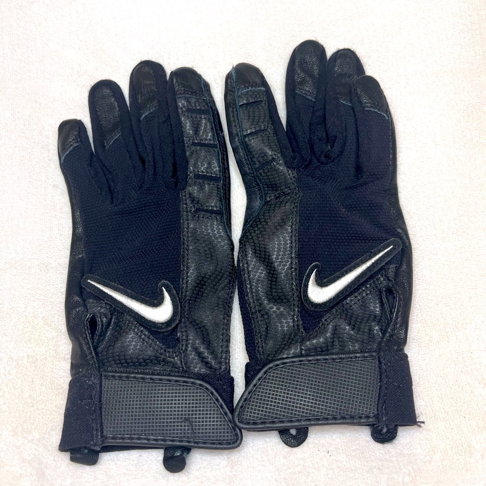 NIKE. Women’s Softball Gloves.